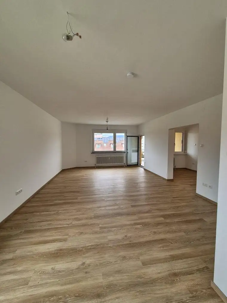 Sanierte, unbefristete Mietwohnung mit Loggia im Zentrum von Neunkirchen!