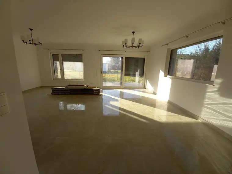EINFAMILIENHAUS VOM FEINSTEN. LUXURIÖSER ZWEITBEZUG MIT DACHTERRASSE UND PERFEKTER INFRASTRUKTUR - WOHNEN IN 1220 WIEN