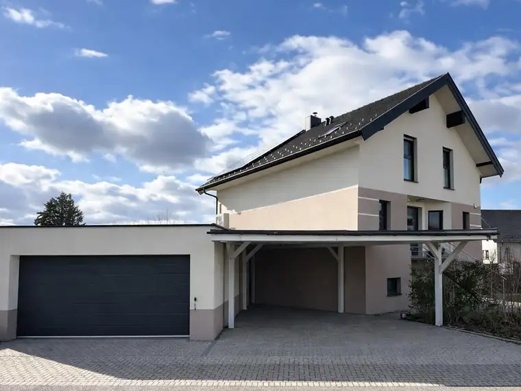 Lichtdurchfluteter Wohnraum und moderne Technik in ruhiger Lage ..