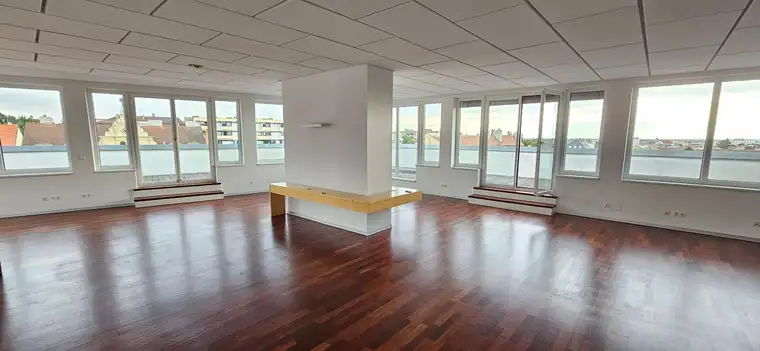 Traumhafte Büroetage im 2. Dachgeschoss mitten im Mödlinger Zentrum