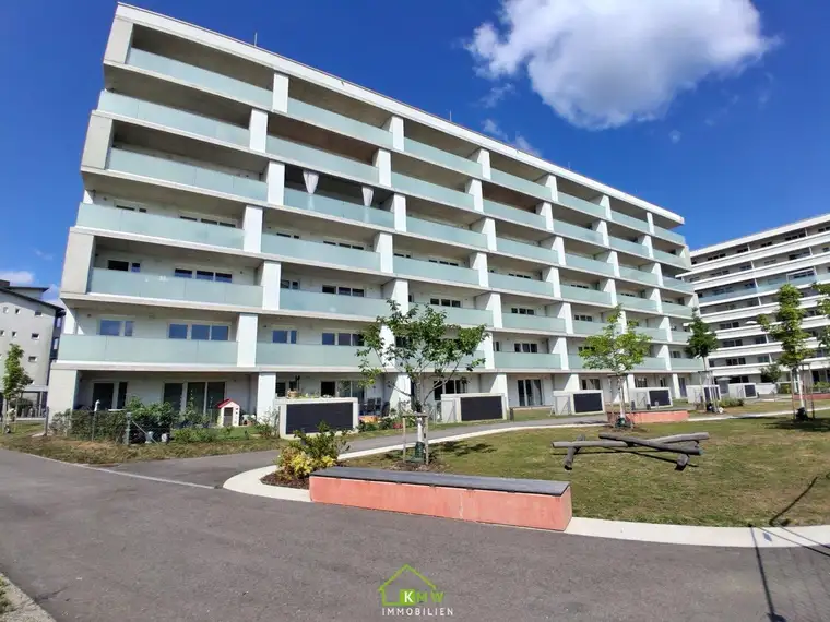 Erstbezug - Lichtdurchflutete 2 Zimmer Neubauwohnung mit Fernblick, Balkon &amp; Tiefgaragenplatz
