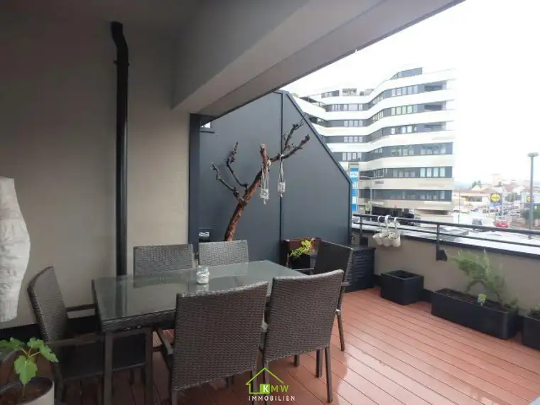 Lichtdurchflutete, moderne 2 Zimmer Wohnung mit Terrasse und Tiefgaragenplatz