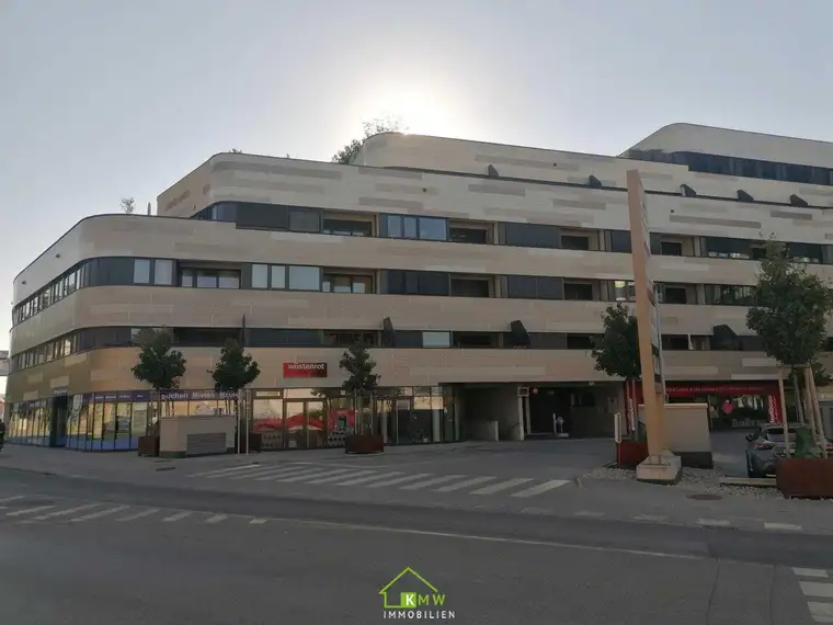 Lichtdurchflutete, moderne 2 Zimmer Wohnung mit Terrasse und Tiefgaragenplatz