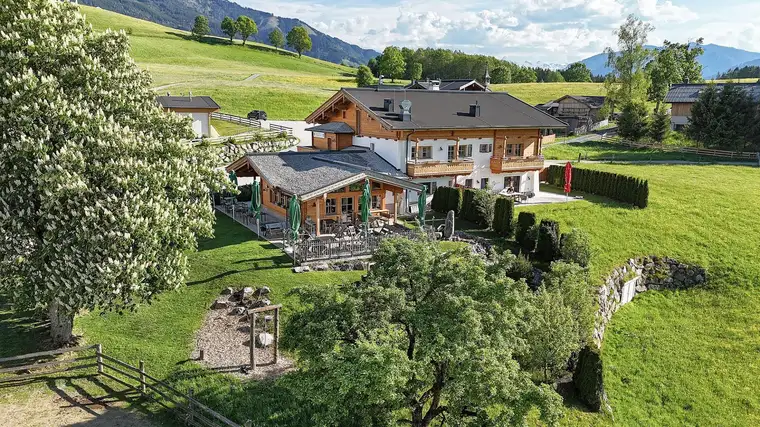 Rarität- Bauernhaus mit Pferdehaltung, Gastronomie und Apartmentvermietung in Saalfelden