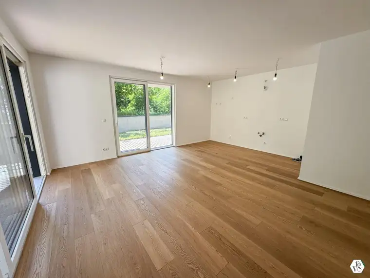 Modernes Wohnen mit sonnigem Garten und Terrasse