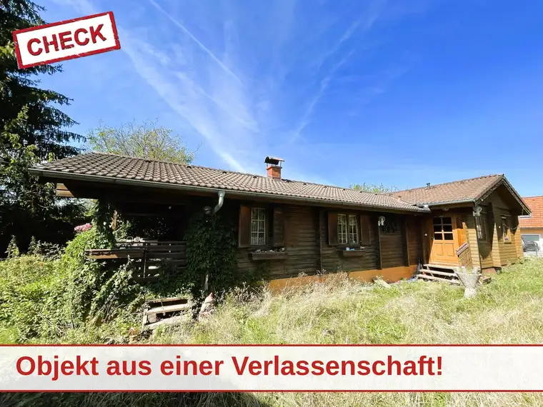 Großzügiges Grundstück mit Satteldach Bungalow, Doppelgarage und Carport