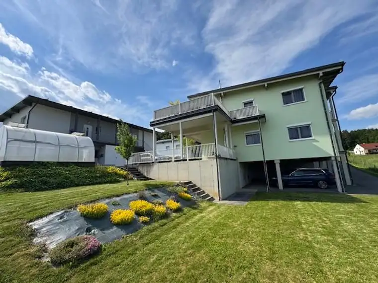 Pölfing Brunn Top gepflegte Terrassenwohnung mit Jacuzzi und PKW Abstellplatz in sonniger Aussichtslage