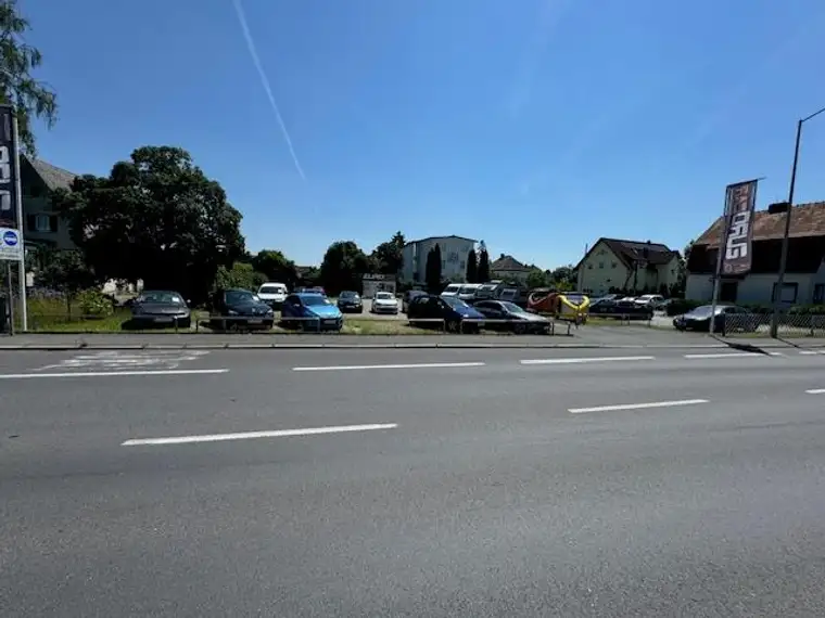 Kärntnerstraße Autoplatz mit Büro Container Sicherheitsabsperrung und Schranken