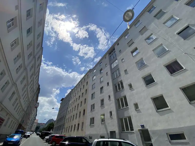 STARKE PREISREDUKTION + PERFEKT für Zwei + LOGGIA Richtung Innenhof + RUHIG + nahe U-Bahn!