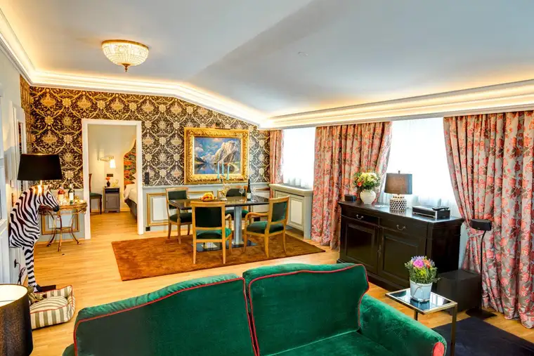 BESTE LAGE + Luxussuite im Dachgeschoss + KÄRNTNER STRASSE + Wohnen mit Hotelkomfort!