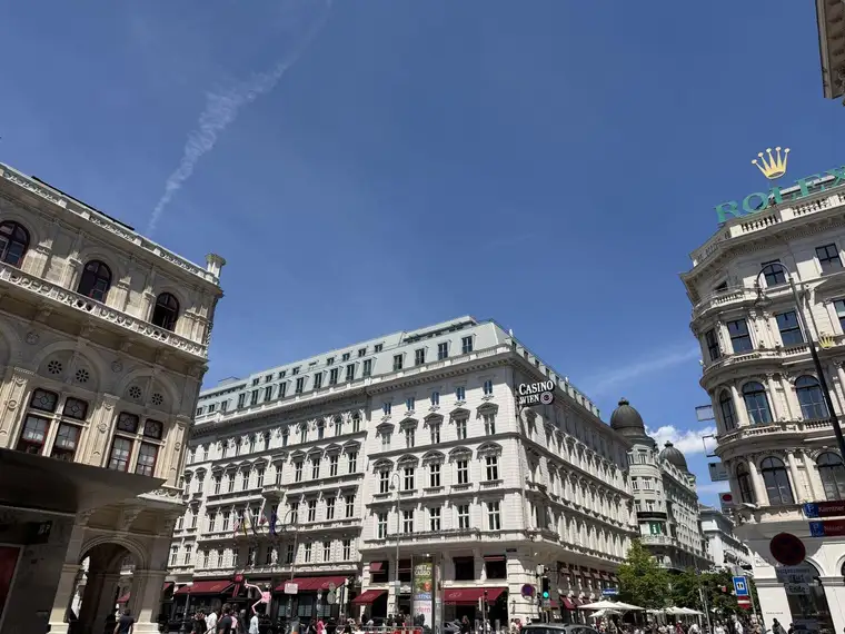 BESTE LAGE + Luxussuite im Dachgeschoss + KÄRNTNER STRASSE + Wohnen mit Hotelkomfort!