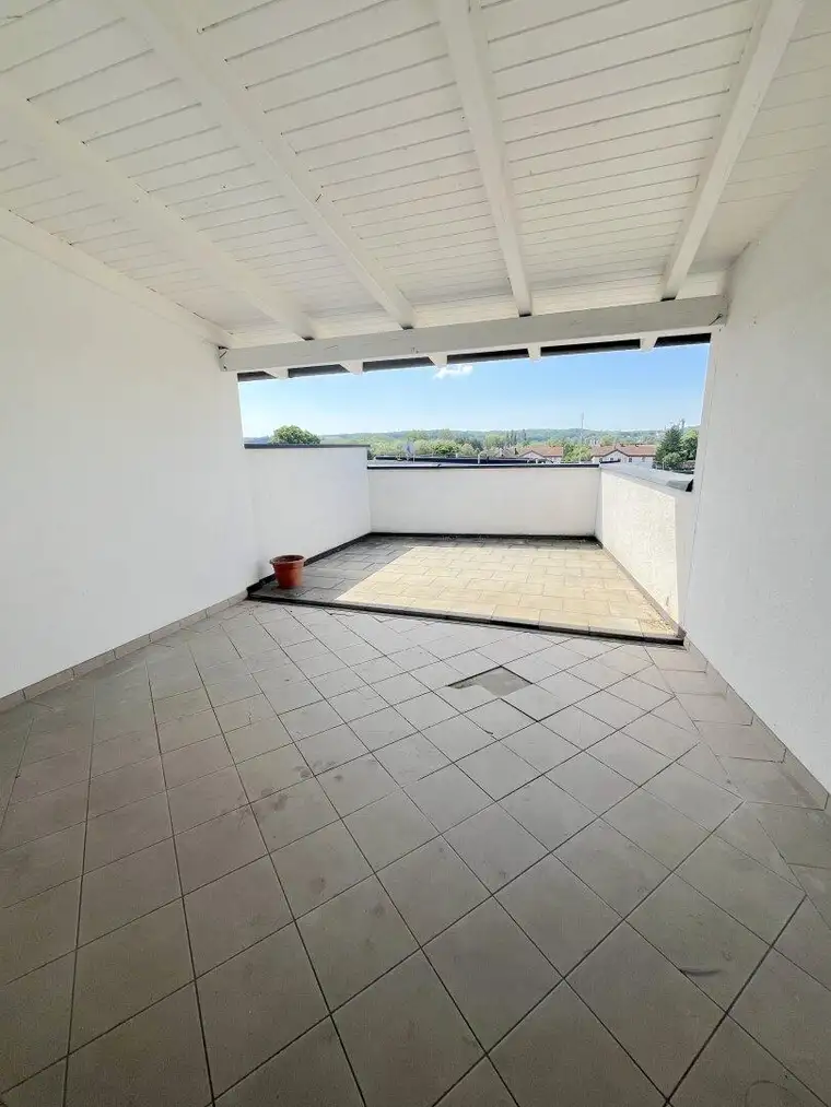 Neu saniert: Große und helle 3-Zimmer-Whg auf zwei Etagen mit großer Dachterrasse!
