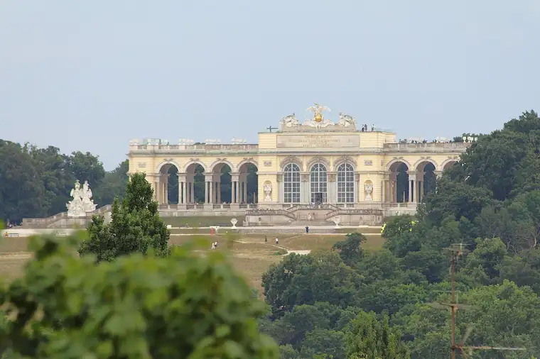 Schloss Schönbrunn und Gloriette: geplanter Rohdachboden bei U4 Hietzing