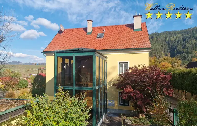 Großzügiges Wohnhaus mit Doppelcarport und ansprechender Gartenfläche