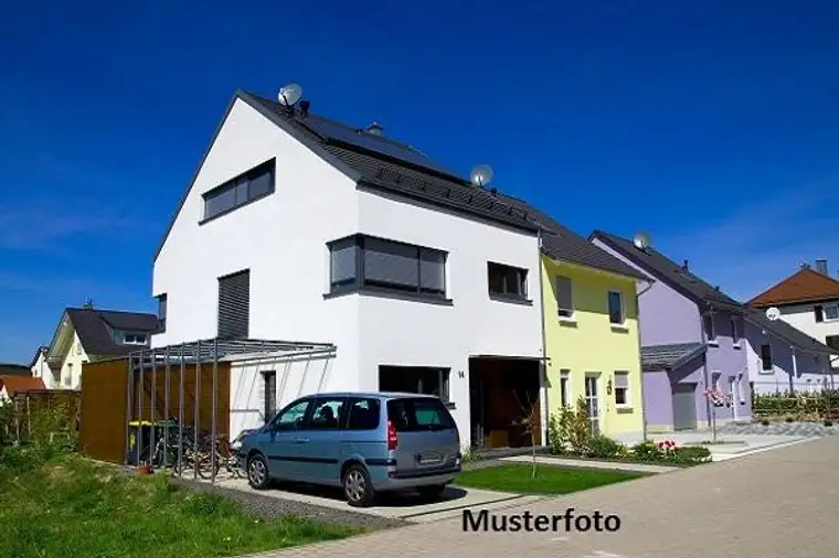 Einfamilienhaus mit Garage und Gartenhaus