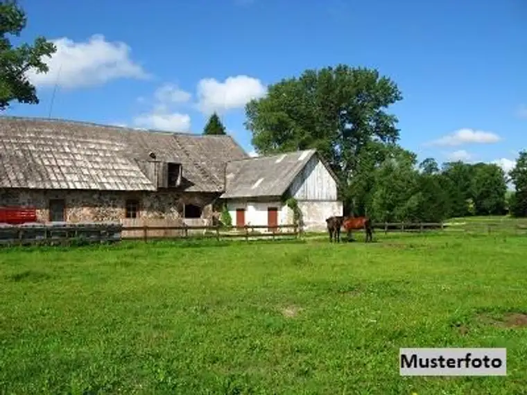 Hofstelle mit Wohnhaus und Ställen + provisionsfrei +