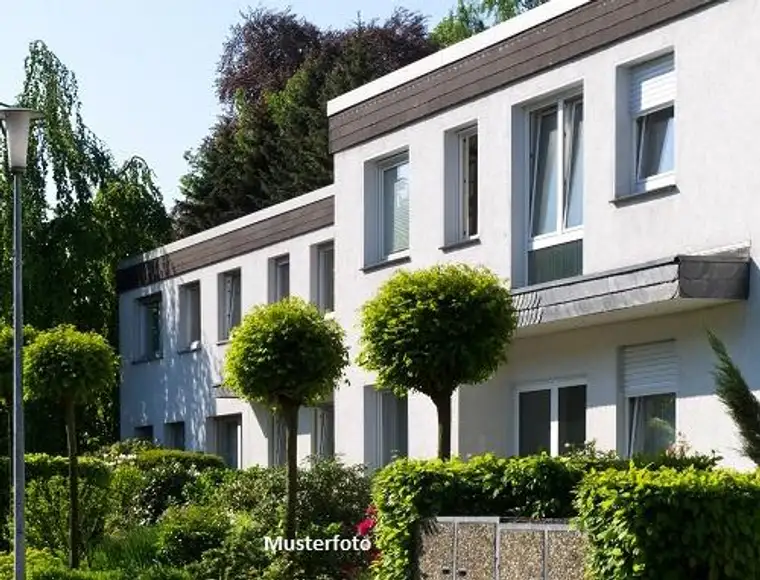Mehrfamilienhaus mit Balkon und Terrasse
