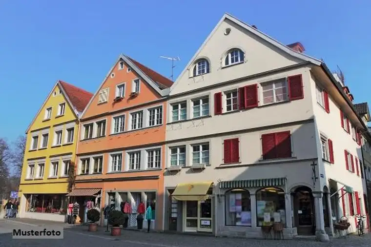 Ehem. Wohn-/Geschäftshaus mit Garage