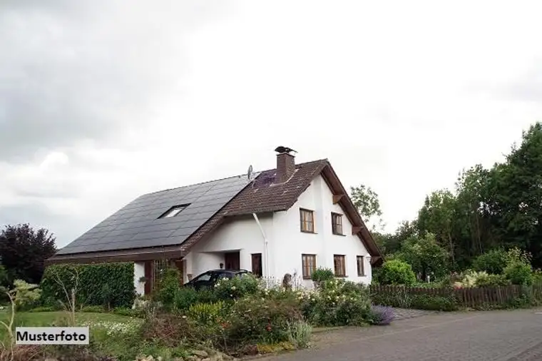 Freistehendes achteckiges Einfamilienhaus mit Carport