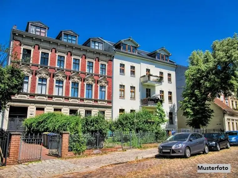 Mehrfamilienhaus mit Terrassen und Gartenfläche