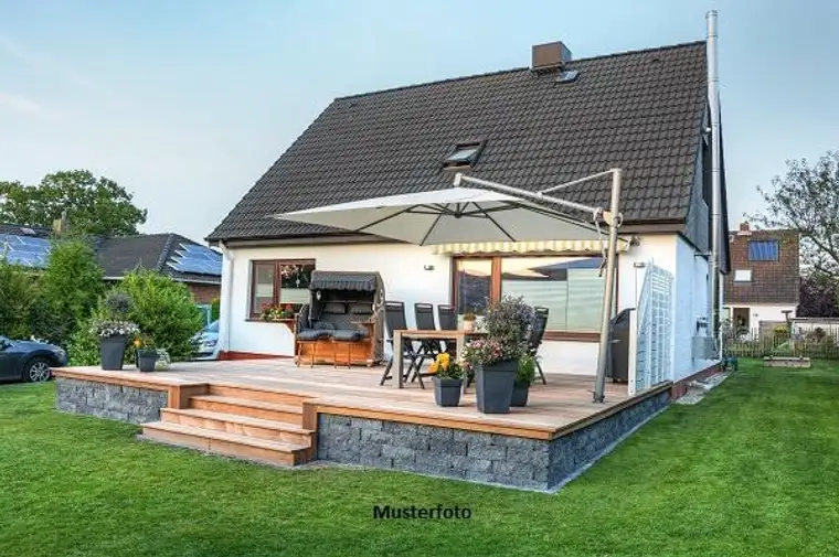 Freistehendes achteckiges Einfamilienhaus mit Carport