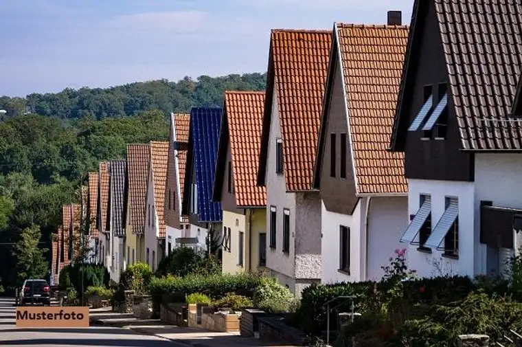 Einfamilienhaus mit Garage und Gartenhaus
