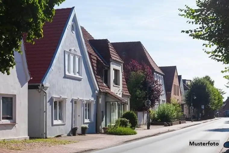 Einfamilienhaus mit Nebengebäude