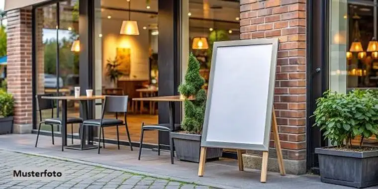Geschäftshaus mit 15 Stellplätzen