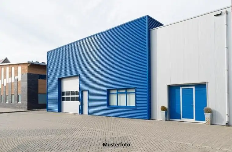 Werkshalle mit Verbindungs- und Mittelbau
