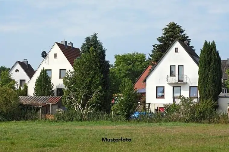 Ehem. Bauernhaus mit Holzscheune