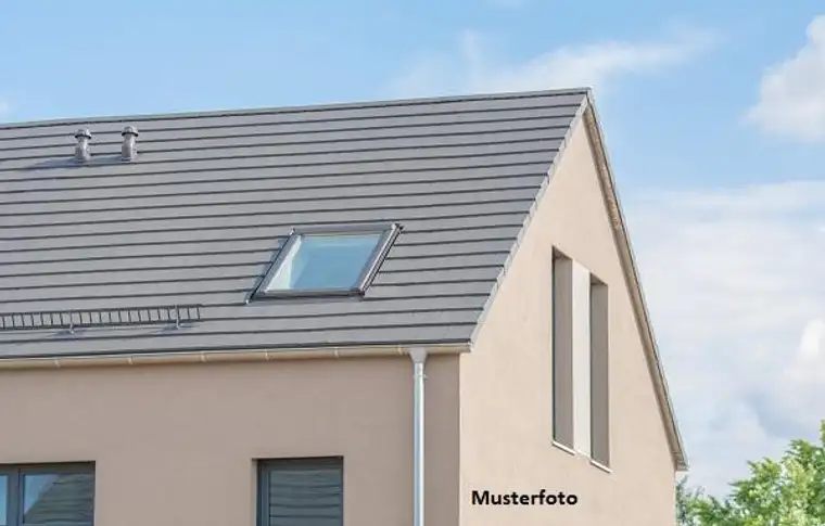 2-Familienhaus mit Garagengebäude