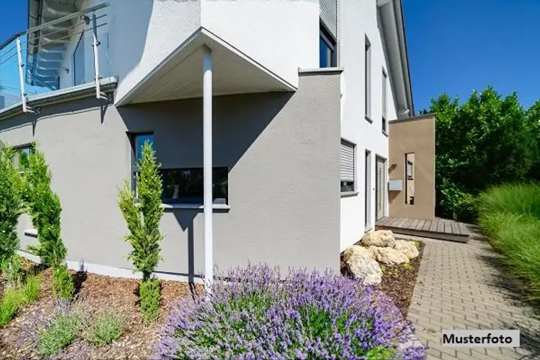 Mehrfamilienhaus mit Terrasse und Garage