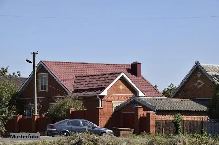 Einfamilienhaus mit Garagengebäude