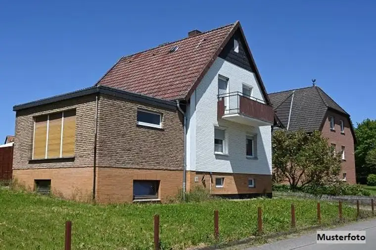 Ehem. landwirtschaftl. Wohnhaus mit Nebengebäude