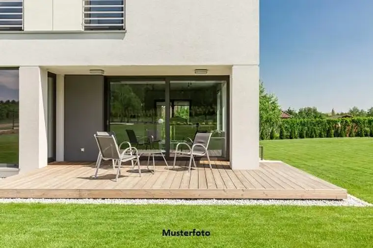 Freistehendes Einfamilienhaus mit Terrasse und Pool