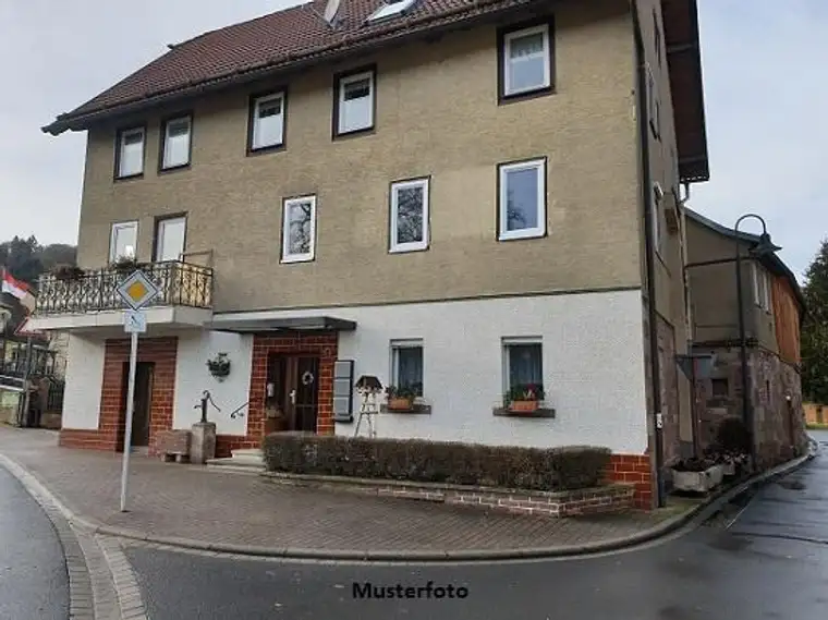 Reihenhausanlage mit 8 Häusern und 8 Stellplätzen