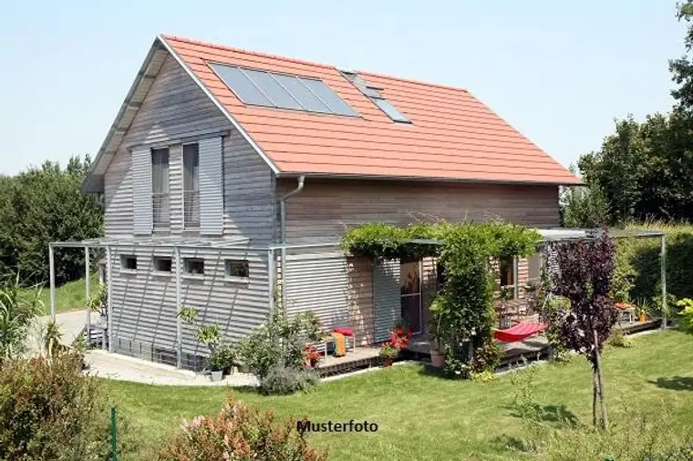 Wochenendhaus mit Land-/Forstwirtschaftsflächen