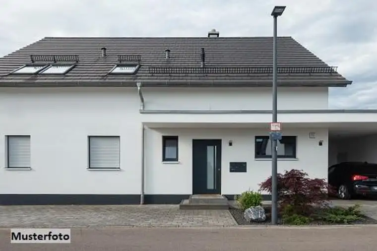 Einfamilienhaus mit Büroanbau und Garagen