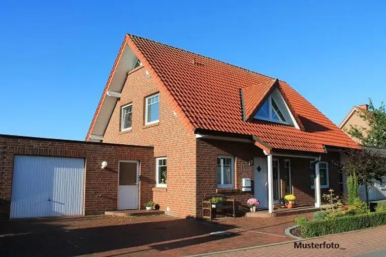 Modernes Einfamilienhaus mit Terrasse und Poolhaus
