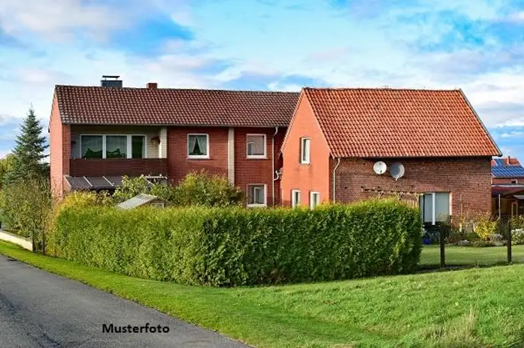 Reihenhausanlage mit 8 Häusern und 8 Stellplätzen