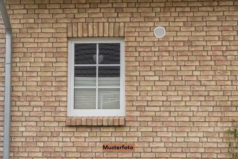 Einfamilienhaus mit Büroanbau und Garagen