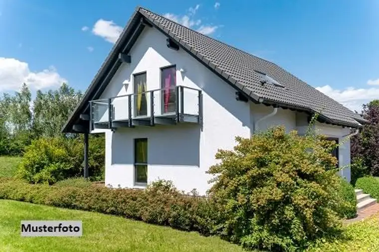 Freistehendes Einfamilienhaus mit Terrasse und Pool