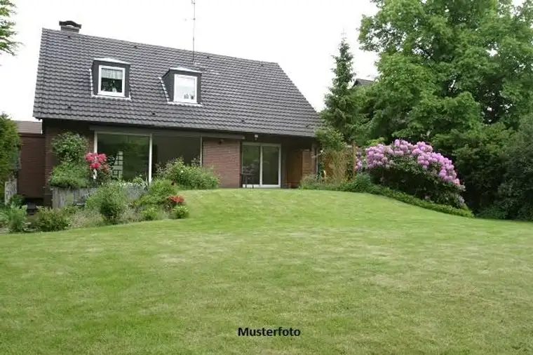 Freistehendes Einfamilienhaus mit Terrasse und Pool