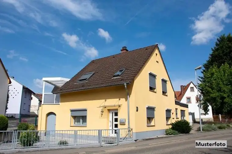 Zweigeschoßiges Einfamilienhaus mit Werkstatt, Nebengebäuden und Garage