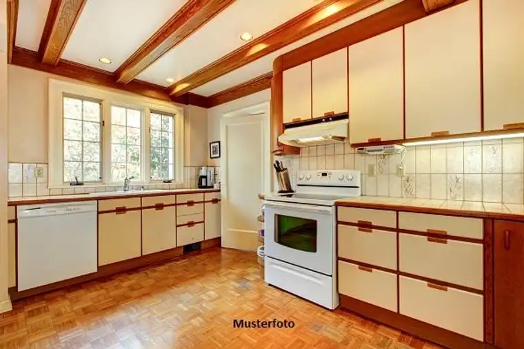 Attraktive Wohnung im EG mit offener Küche, Balkon und Tiefgarage