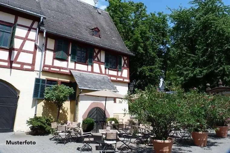 Traditionsgasthof mit 18 Zimmern, Gastgarten und großzügigen Parkflächen