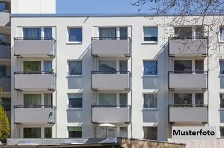 Gemischt genutzte Liegenschaft mit Geschäftslokal, mehreren Wohnungen und zusätzlichem Wohnhaus
