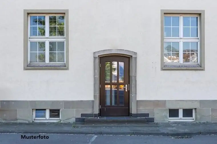 Großzügige Wohnung mit Kabinett