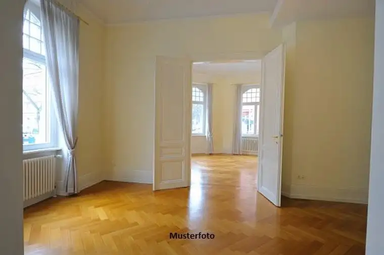 Altbaucharme mit Freiraum: Wohnung mit Veranda &amp; Gartenanteil