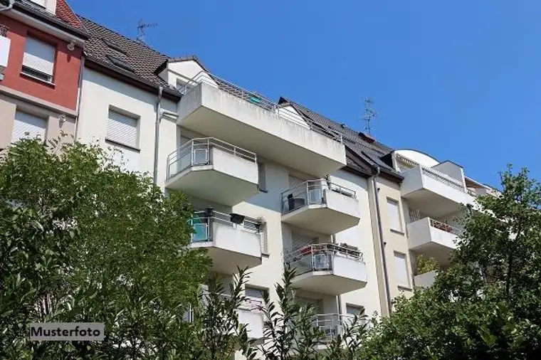 +++ 6-Zimmer-Altbauwohnung im 2. OG mit Balkon +++